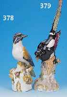 PORZELLANFIGUR, POTSCHAPPEL, UM 1900, NACH VORBILD MEISSEN, VOGEL AUF BAUMSTAMM, BUNTE BEMALUNG, AM SCHNABEL BEST., GOLDSTAFFAGE, H. 51 CM