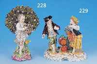 PORZELLANFIGUR, DRESDEN, UM 1870, KNABE MIT BLUMENBOUQUET VOR IDEAL. BLüHENDEM BäUMCHEN, BUNTE BEMALUNG, GOLDSTAFFAGE, H. 17 CM, BRAND-RISSIG, ...