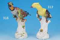 PORZELLANFIGUR, DRESDEN, UM 1910/15, PARADIESVOGEL AUF BAUMSTUMPF, BUNT BEMALT, AN 2 PLAST. BLüTEN BEST., H. CA. 24 CM