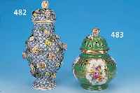 DECKELVASE, VOLKSTEDT, 30ER J., PORZELLAN, GRüNER FOND, VIER KARTUSCHEN, MIT JE EINEM BLUMENBOUQUET, FEINE BUNTE BEMALUNG, RAND IN PART. ...