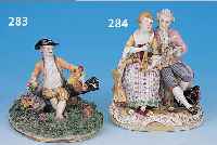 PORZELLANFIGUR, DRESDEN, UM 1910, MANN MIT HAHN UND BLUMENKORB SITZT AUF VOLLPLAST. WIE- SE, BUNT BEMALT, GOLDSTAFFAGE, KOMPLIZIERTE ARBEIT, H. ...