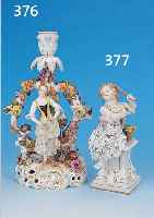 PORZELLANFIGUR, DRESDEN, UM 1910/15, BUNTE BEMALUNG, GOLDSTAFFAGE, H. 17,5 CM, MIN.BEST. AN EINEM BLATT