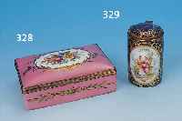 DECKELDOSE, DRESDEN, UM 1910, PORZELLAN, ROSEFARBENER FOND, BUNTE BEMALUNG, IN KAR- TUSCHE BLUMENBOUQUET, FLORALE GOLDSTAFFAGE, INNEN MIT ...