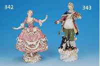 PORZELLANFIGUR, DRESDEN, UM 1900, DAME IN ABENDROBE, BUNT BEMALT UND GOLDSTAFFIERT, REICHE BLUMENMALEREI, 1 DAUMEN ABGEBROCHEN, H. 24 CM, AM ...