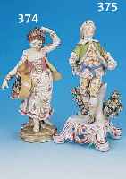 PORZELLANFIGUR, WOHL DRESDEN, UM 1830/40, SCHLITTSCHUHLäUFER, BUNT BEMALT, GOLDSTAF- FIERT, APPL. BLUMEN U. BLäTTER, H. CA. 29 CM, KL. ...