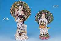 PORZELLANFIGUR, DRESDEN, UM 1870/80, SCHäFERIN VOR BLüHENDEM BAUM, BUNTE BEMALUNG, GOLDSTAFFAGE, MIN. AN DEN BLüTEN BEST., H. 22 CM