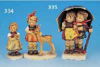 HUMMELFIGUR, GOEBEL, 50ER JAHRE, STEINGUT, ZWEI KINDER UNTERM REGENSCHIRM, BUNT BEMALT, FARBE AM SCHIRM L. BER., H. CA. 15 CM