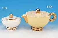 DECKELDOSE, ROBY PARIS, UM 1930, STEINGUT, CREMEFARBEN GLASIERT UND Z. T. VERGOLDET, H. CA. 10 CM, BERIEBEN , BESTOßEN