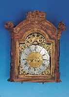 WERK EINER STANDUHR UND KOPFTEIL DES GEHäUSES,DEUTSPRACHIGER RAUM, 18. JH., BOGENZIFFER- BLATT, ZINNZIFFERNREIF MIT ARKADEN, SIGN. H. HELLMAN ZU ...