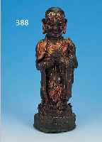 SKULPTUR EINES LOHAN, CHINA, UM 1580, MING-DYNASTIE, BRONZE, PATINIERT, RESTE ALTER FARBFASSUNG UND VERGOLDUNG, LOTUSSOCKEL, H. CA. 30 CM