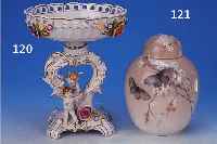 DECKDECKELVASE, KGL. KOPENHAGEN, UM 1900, HELLBRAUN GLASIERT, BEMALT MIT BLÜHENDEM KIRSCHZWEIG UND SCHMETTERLINGEN, DECKEL GEKLEBT, H. CA. 18 CM