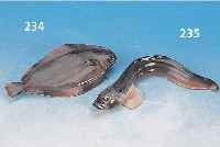 TEIL EINER TISCHDEKORATION, BING & GRONDAHL, UM 1910, PORZELLAN MIT NATURALISTISCHER UN- TERGLASURBEMALUNG, FISCH, L. CA. 18 CM