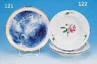 DREI TIEFE TELLER, MEISSEN, UM 1840, PORZELLAN, BUNTE BEMALUNG, DEKOR ROTE ROSE, 1 X L. ABWEICHEND, AM RAND ZUSäTZL. DREI KL. BUNTE ...