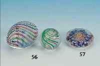 PAPERWEIGHT, FRANKR., UM 1810/30, FARBL. GLAS, BUNTE FLORALE EINSCHMELZUNGEN, D. 5,5 CM, L. ALTERSSP.