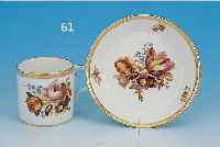 TASSE MIT UNTERTASSE, MEISSEN, UM 1813, PORZELLAN, AUSSERGEWöHNLICH SCHöNE U. FEINE BEMALUNG, BLUMENBOUQUETS U. STREUBLUMEN, GOLD-GEHöHT, ...