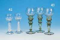 SECHS RöMER, UM 1900/10, GRüNLICHES GLAS, H. 19 CM, 2 X AM RAND MIN. BEST.