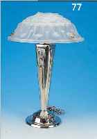 TISCHLAMPE, FRANKREICH, 30ER/40ER JAHRE, VERCHROMTER RELIEFIERTER FUß, SCHIRM SIGN. DEGUé, RELIEFIERTES MATTIERTES PREßGLAS, H. CA. 52 ...