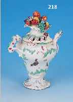 DECKELGEFäß, MEISSEN, UM 1745-50, PORZELLAN, REICH IN ROCAILLEN RELIEFIERT, TEILRESTAURIERT, DECKEL MIT VOLLPLASTISCHEM OBST UND ...