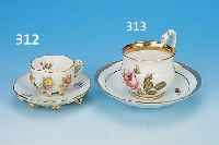 MOKKATASSE MIT UNTERTASSE, MEISSEN, UM 1880, PORZELLAN, REICH APPLIZIERT MIT BUNT BEMALTEN BLüTEN, BLUMENMALEREI, GOLDRAND, H. CA. 5 CM, Z.T. ...