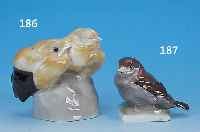 PORZELLANFIGUR, HEUBACH, UM 1910, SPATZ, SIGN. NEUHäUSER, BUNTE NATURALISTISCHE BE- MALUNG UNTER DER GLASUR, VOLLE BRAUNTöNE, SEHR ...