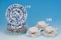 SIEBEN KLEINE TELLER, TEICHERT IN MEIßEN, UM 1900, PORZELLAN, BLAUE BEMALUNG, ZWIEBELMUS-TER, D. 15,5 CM, 1 X KLEINER, D. 14,5 CM