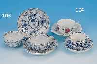 ZWEI MOKKATASSEN MIT UNTERTASSEN, MEISSEN, 1 X ZWIEBELMUSTER, UM 1900/10, GOLDRäNDER, TASSENH. 5 CM; 1 X 20. JH., ROTE ROSE, 2. WAHL, ...