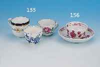 DREI TASSEN, MEISSEN, VERSCHIEDENE AUSF.: 1X UM 1860, 1 X UM 1900, 1 X 20. JH., PORZEL- LAN: 1X ZWIEBELMUSTER, TASSENH. 5 CM; 1X ROTE ROSE, ...