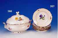 GROßE DECKELTERRINE, MEISSEN, 50/60ER JAHRE, PORZELLAN, BLUME III, SCHöNE BEMALUNG, GOLD- STAFFAGE, H. 27 CM, L. 36 CM
