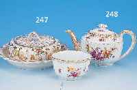 TEEKäNNCHEN UND ZUCKERSCHALE, THIEME, UM 1900, PORZELLAN, BLUMENBOUQUETMALEREI, GOLDSTAFFAGE, L. ALTERSSPUREN