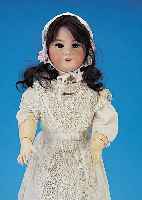 PORZELLANKOPFPUPPE, DEUTSCH, MARKE DEP, UM 1910, FRANZ. MASSEKöRPER, H. 65 CM, SCHöNE KLEIDUNG, WOHL SIMON & HALBIG, BRAUNE ...