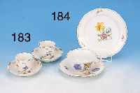 GEDECK, MEISSEN, TEETASSE, UNTERTASSE UND KUCHENTELLER, BLUMENMALEREI, 2. WAHL, GELBER RAND