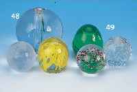 DREI PAPERWEIGHT, ITALIEN/BöHMEN, 20. JH., GLAS: 1 X FACETTIERT; 1 X GESCHLIFFEN; 1 X MITEINGESCHMOLZENEN GRANATSTEINCHEN, H. 5-8,5 CM