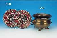 MESSINGKESSEL, UM 1900, AUF VIER KRALLEN- FüSSEN STEHEND, ZWEI HENKEL MIT APPLIZIERTEN LöWENKöPFEN, H. 20 CM, D. 29 CM, L. ALTERS- U.GEBR.-SP.