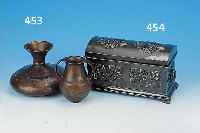 ZWEI VASEN, BRONZE, MITTE 20. JH., BEZ. BK, 1 X MIT ZWEI HENKELN, H. 12 CM; 1 X GEBAUCHT, H. CA. 13 CM; UNTERSCHIEDL. RITZDEKOR
