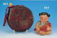 GONG, JAPAN, UM 1900, METALL, GRAVIERT, VER-GOLDET, TEILS DURCH FEUERBEARBEITUNG EINGE- FäRBT, PERSONENSTAFFAGE, D. 24 CM, KL. FARB- ...