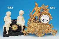 TISCHUHR, KIENZLE, UM 1930, GIPSFORM, ZWEI LESENDE KINDER AUF ANGEDEUTETEN BRUNNEN, GLASABDECKUNG, PAPIERZIFFERBLATT, STIFTEN- ANKERGANG, ...