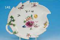 BLATTSCHALE, MEISSEN, UM 1750, PORZELLAN, FEINE BUNTE BEMALUNG VON BOUQUET U. STREU- BLüMCHEN, AM HENKEL APPL. BLüMCHEN, RAND IN RELIEF. ...