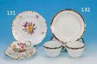 FüNF TEILE, MEISSEN, UM 1924/34, PORZELLAN, ZWEI TASSEN, H. 6 CM; DREI KUCHENTELLER, D. 18 CM, KOBALTBLAUE RäNDER, GOLDSTAFFAGE