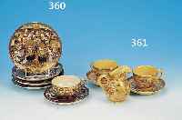 ZWEI TASSEN MIT U-TASSEN U. EIN MILCHKäNNCHEN,JAPAN, UM 1910, STEINZEUG, FEINE BUNTE BE- MALUNG, REICHE PERSONENSTAFFAGE, GOLDGEHöHT, TASSENH. 6 ...