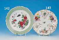 GR. ZIERTELLER, MüLLER JEHMLICH IN MEIßEN, 20.JH., PORZELLAN, BUNTE BEMALUNG VON INDIA- SCHEN BLUMEN U. SCHMETTERLING, LINDGRüNER RAND, ...