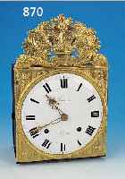 COMTOISE, FRANKREICH, UM 1830/40, ZWEI- GETEILTE MESSINGUMRANDUNG, IN GIEBEL SONNE MIT PALMETTEN UND FüLLHöRNERN, EMAILZIFFER- BLATT ...