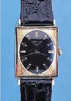 LONGINES HERRENARMBANDUHR SCHWEIZ/USA UM 1964, GG-FILLED, CARREE-FORM M. OVAL NACH IN- NEN GEZ. LüNETTE, LEDERB. NEU, RUNDANKERW., 17 ST., ...