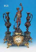 KAMINGARNITUREN MIT 2 BEISTELLERN, FRANKREICH,UM 1920, GRüNGEäDERTER GESCHWUNGENER MARMOR-SOCKEL, FIGURENBEKRöNUNG SPRITZGUß, VASENBEI- STELLER, ...