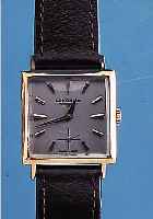 LONGINES HERRENARMBANDUHR, SCHWEIZ UM 1959, NEUTR. METALL-CARREE-GEH. HARTVERG., BOMB. MINERALGL. FACETT., EDELST.-BODEN GEDR., BLATT REST., ...