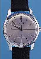 LONGINES HERRENARMBANDUHR, SCHWEIZ UM 1960, NEUTR. METALLGEH. VERCHR., EDELST.-BODEN U. GLASR. GEDR., BLATT REST., BRüCKENANKERW., 17 ST., ...