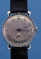 ORIS HERRENARMBANDUHR, SCHWEIZ UM 1947, METALL VERCHR., BODEN U. GLASR. GEDR., TRO- PFENFöRM. BANDANST., BLATT REST., KL. SEK. VERT., ...