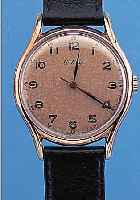 CERTINA HERRENARMBANDUHR, SCHWEIZ UM 1946, METALL VERG., EDELST.-BODEN GEDR., ORIG.- BLATT ALTERSBED. FARBL. GET., 16 ST., RUNDAN- KERW., KAL. ...