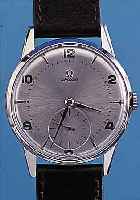 OMEGA HERRENARMBANDUHR, REF.-NR. 2272/1, SCHWEIZ UM 1950, EDELST., BODEN U. GLASR. GE- DR., D. CA. 38 MM, BLATT REST., RUNDANKERW. VERG., ...