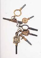 KONVOLUT: 7 TASCHENUHRSCHLüSSEL MIT VER- SCHIEDENEN METALLVIERKANTEN, NUTZSP., FüR DEN CHINESISCHEN/ENGLISCHEN MARKT, GEFERT. IN DER ZEIT ...