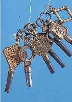 KONVOLUT: 7 TASCHENUHRSCHLüSSEL MIT VER- SCHIEDENEN METALLVIERKANTEN, NUTZSP., FüR DEN CHINESISCHEN/ENGLISCHEN MARKT, GEFERT. IN DER ZEIT ...